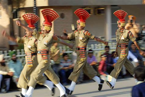  Das Wagah Border Zeremonie: Eine epische Begegnung mit Weltstars und kultureller Fusion!